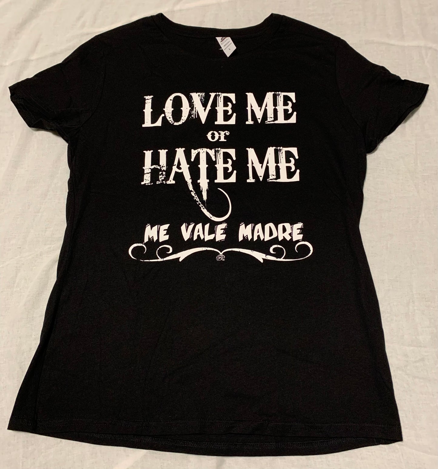 Woman's New Nostalgic "Love Me Or Hate Me, Me Vale Madre" Funny Short Sleeve Slim T-Shirt
